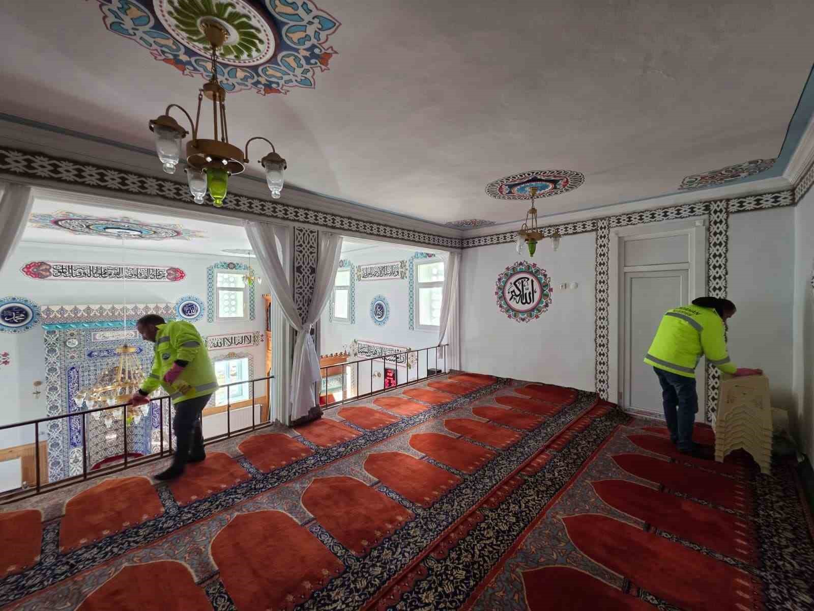 Ardahan’da Ramazan öncesi camilerde temizlik
