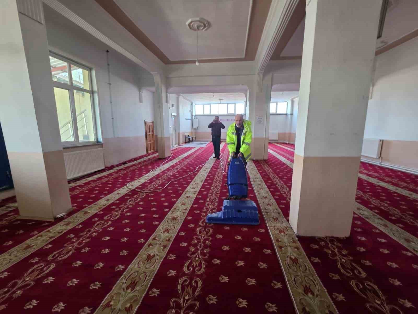 Ardahan’da Ramazan öncesi camilerde temizlik
