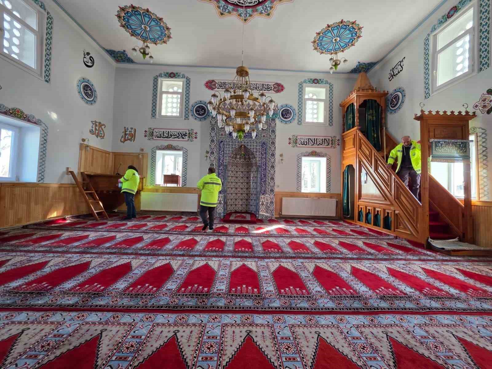 Ardahan’da Ramazan öncesi camilerde temizlik
