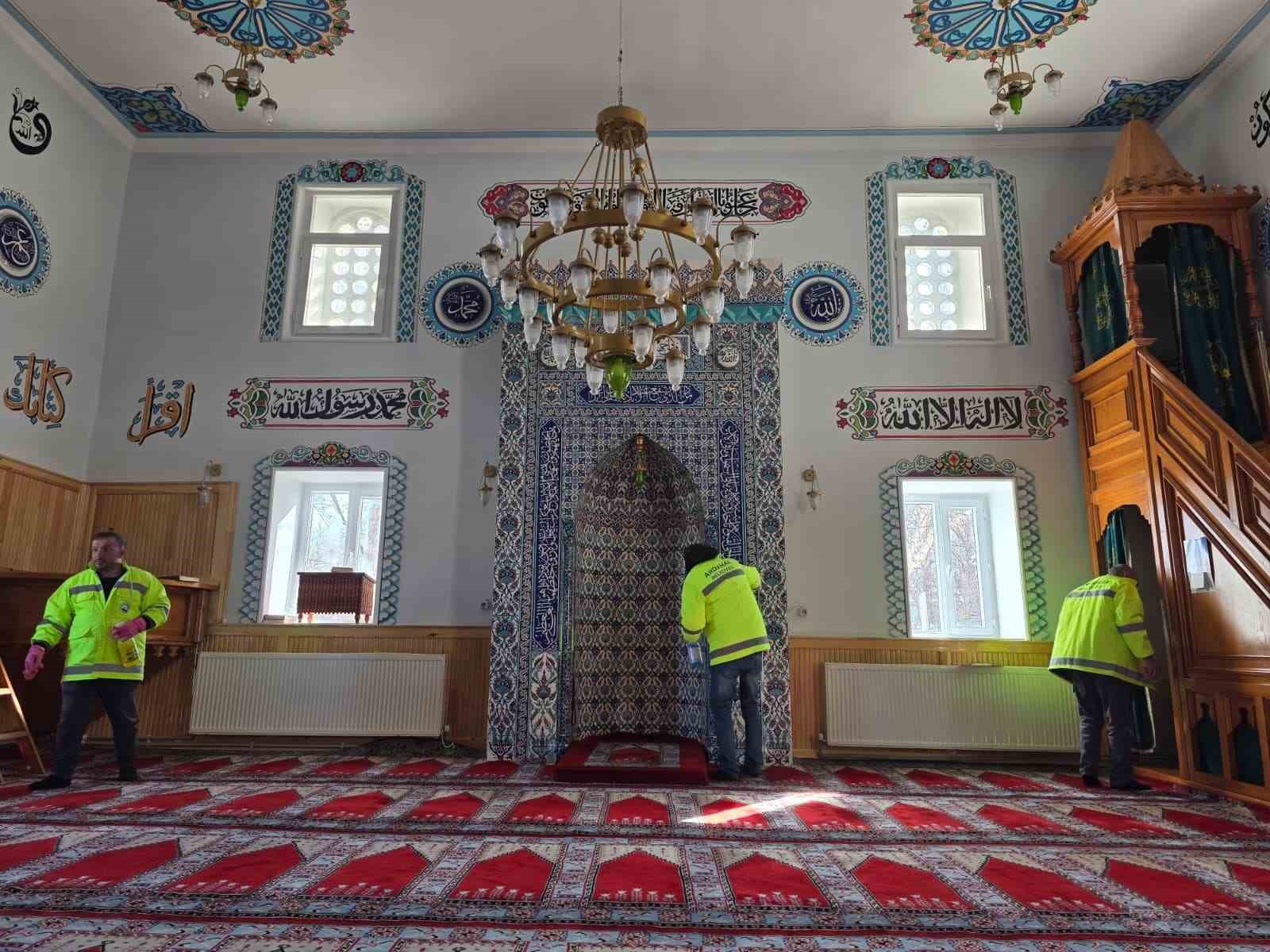 Ardahan’da Ramazan öncesi camilerde temizlik
