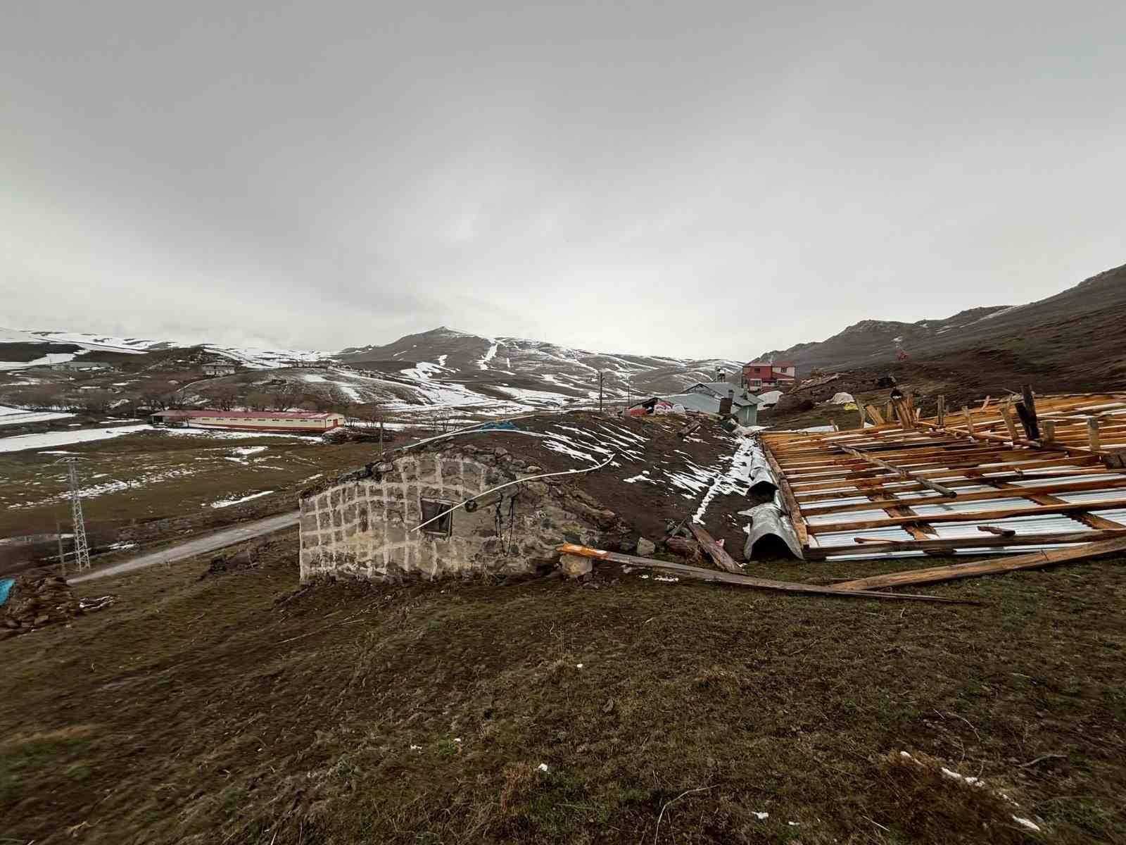 Ardahan’da şiddetli rüzgar çatıları uçurdu
