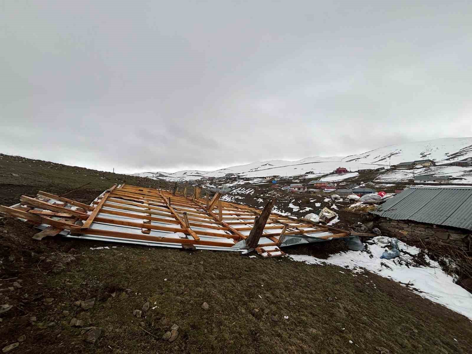 Ardahan’da şiddetli rüzgar çatıları uçurdu
