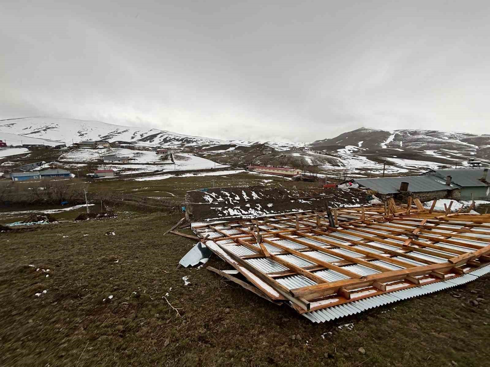 Ardahan’da şiddetli rüzgar çatıları uçurdu
