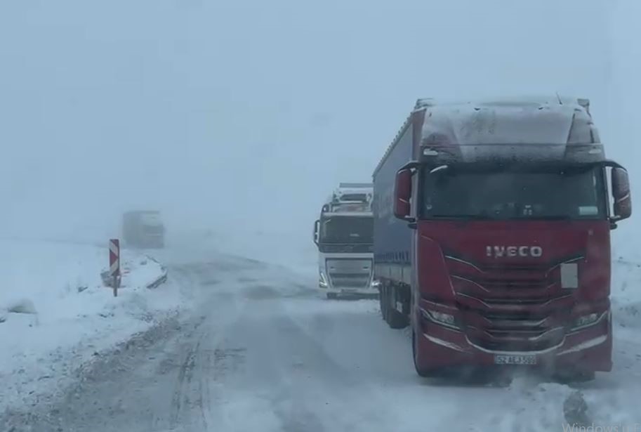 Ardahan’da ulaşıma kar ve tipi engeli
