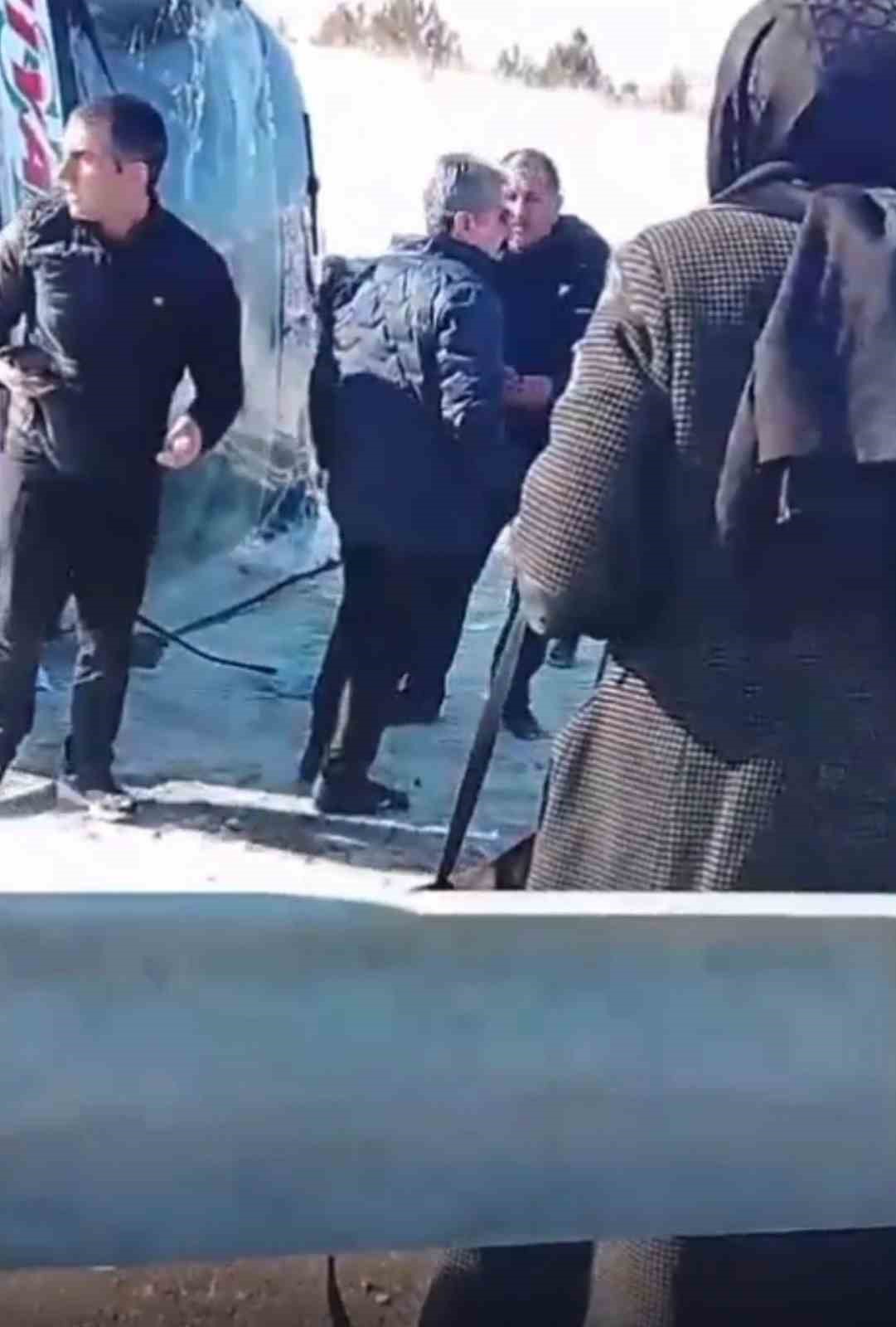 Ardahan’dan gelen yolcu otobüsü Susuz’da devrildi: 17 yaralı
