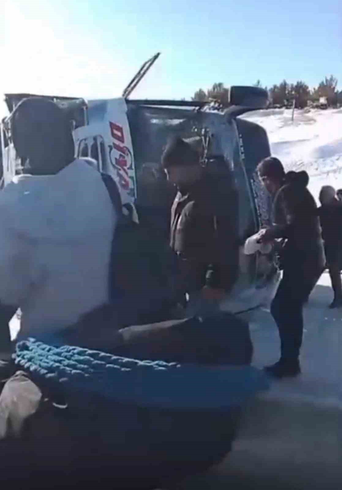 Ardahan’dan gelen yolcu otobüsü Susuz’da devrildi: 17 yaralı
