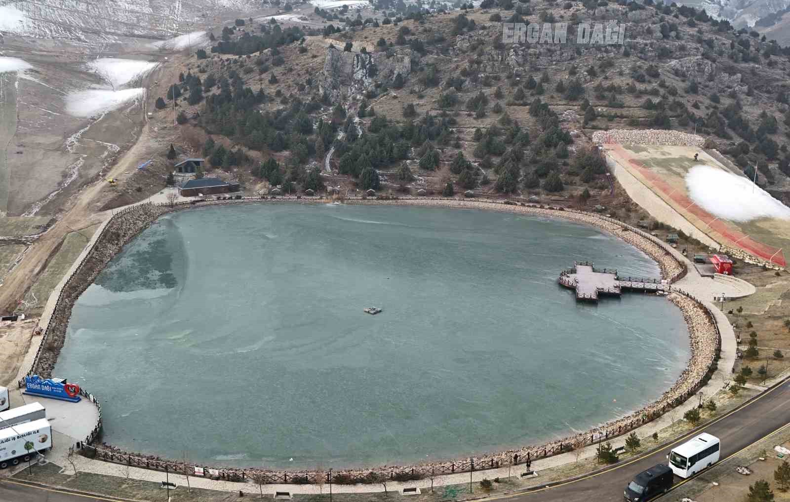 Ardıçlı Gölü buzla kaplandı
