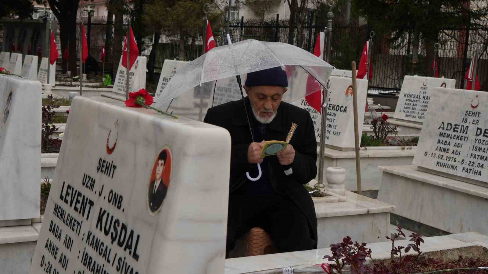 Arefe gününde Cebeci Askeri Şehitliği’ni ziyaret eden aileler şehitlerin kabirleri başında dua etti
