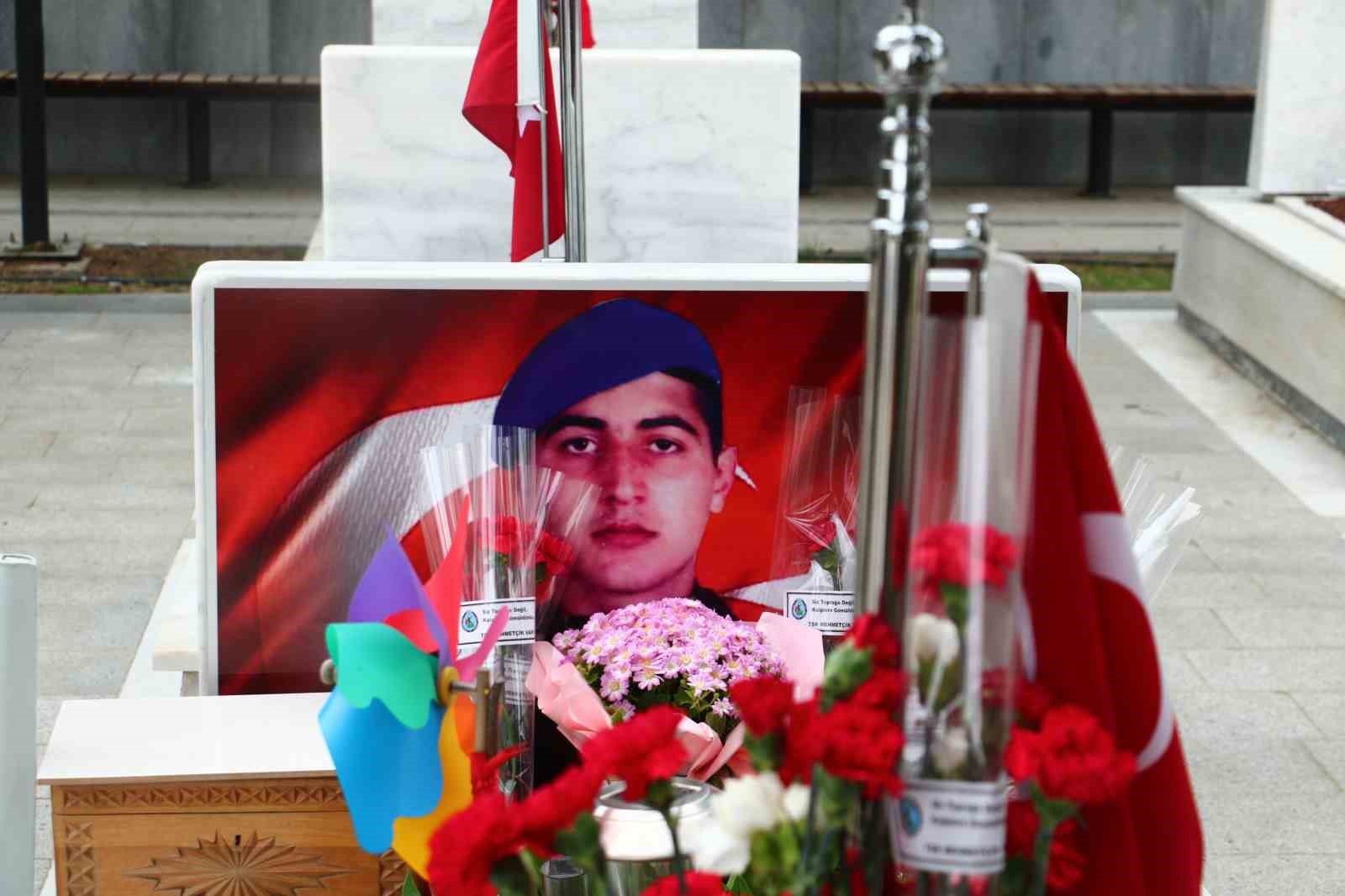 Arefe gününde Cebeci Askeri Şehitliği’ni ziyaret eden aileler şehitlerin kabirleri başında dua etti
