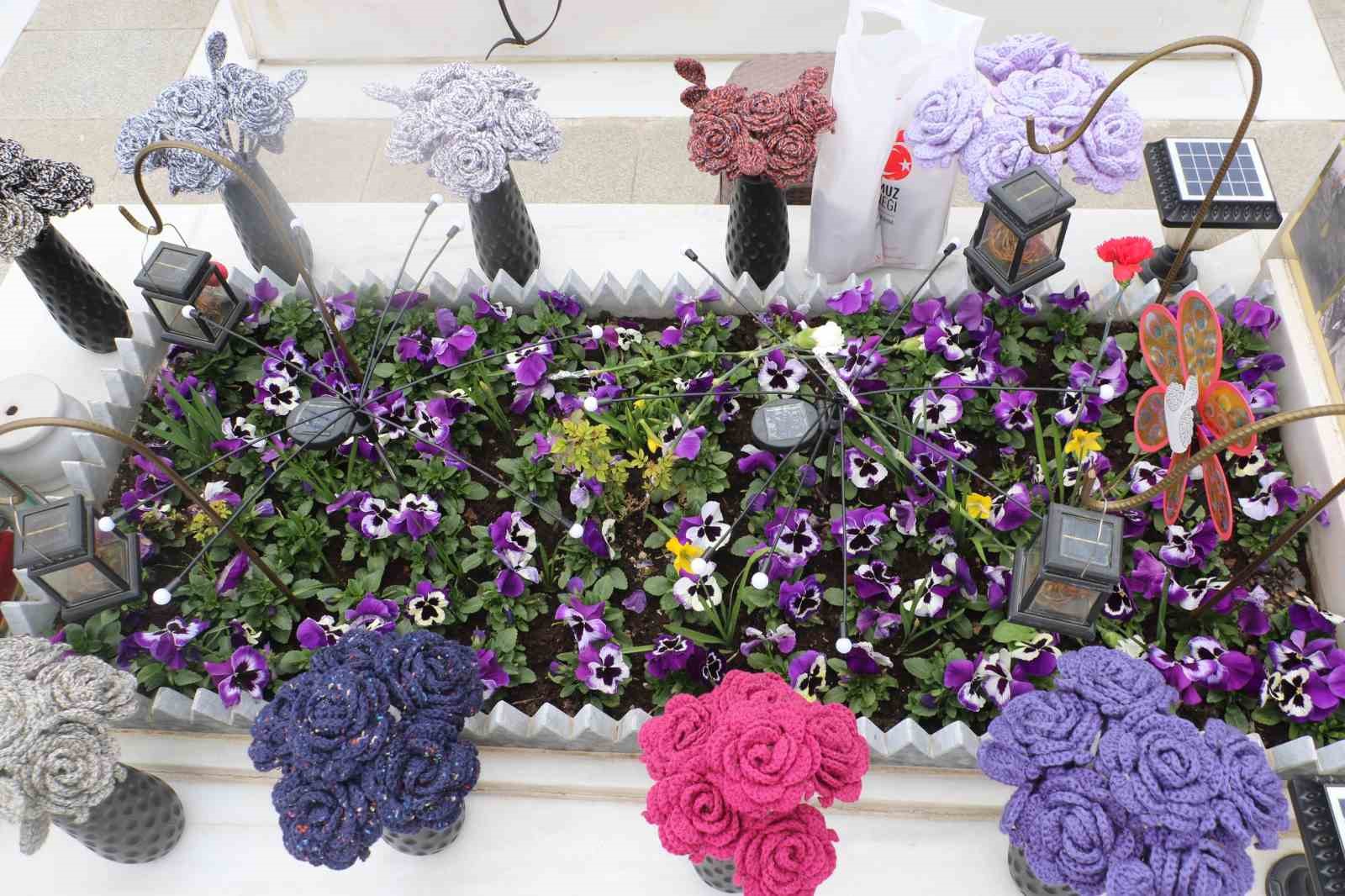 Arefe gününde Cebeci Askeri Şehitliği’ni ziyaret eden aileler şehitlerin kabirleri başında dua etti
