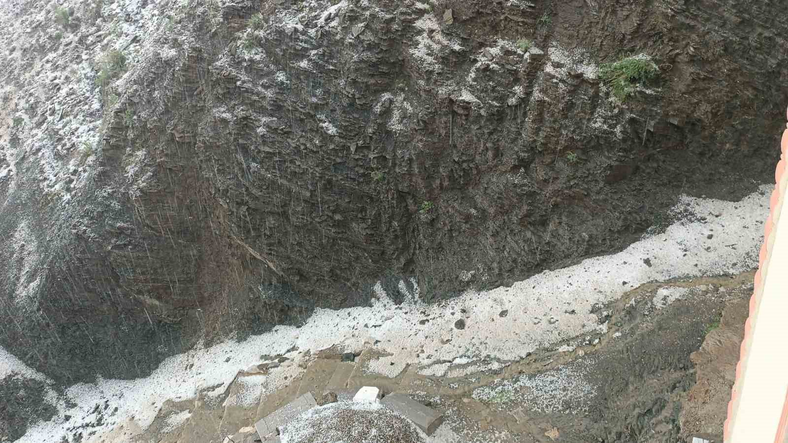 Arıcak’ta sağanak ve dolu etkili oldu
