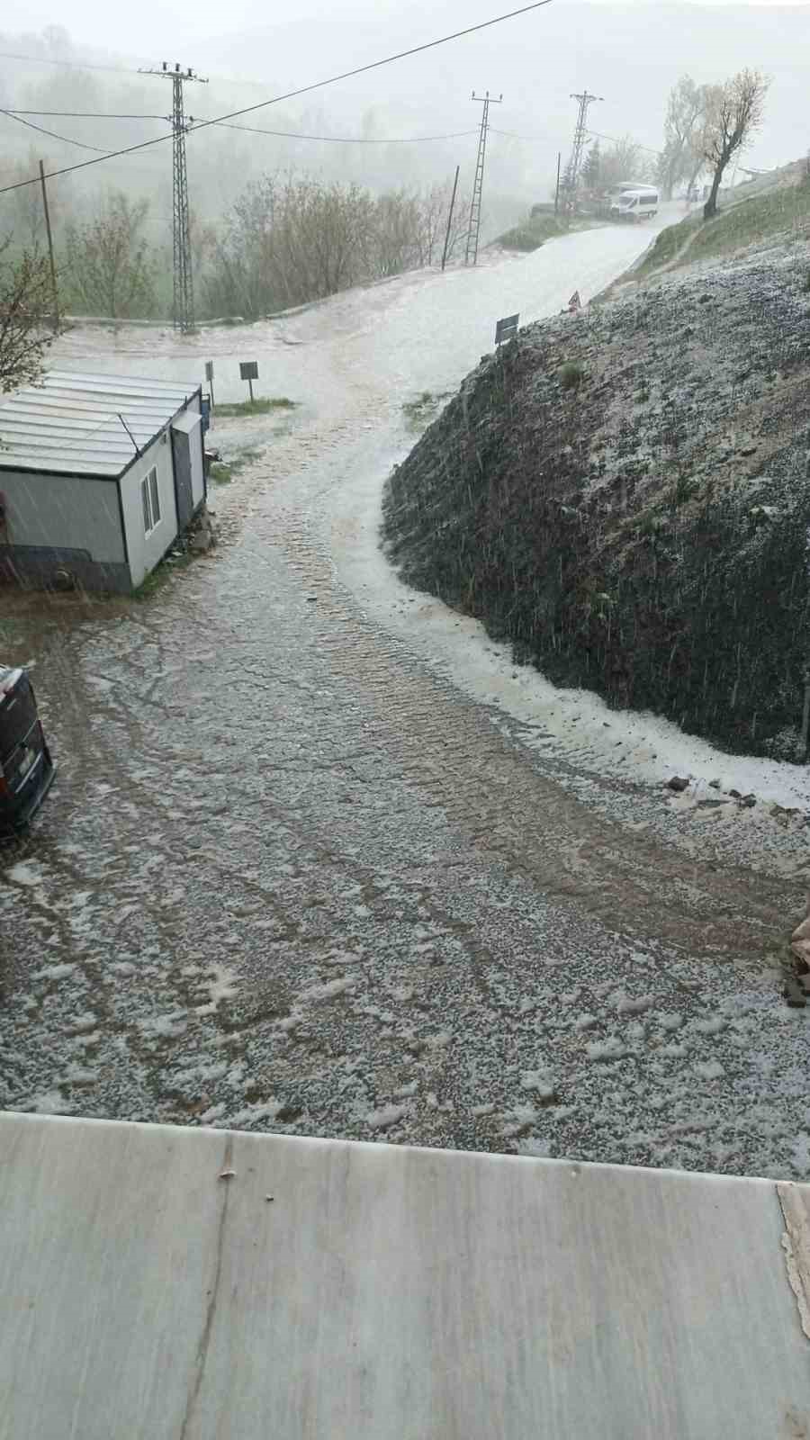 Arıcak’ta sağanak ve dolu etkili oldu
