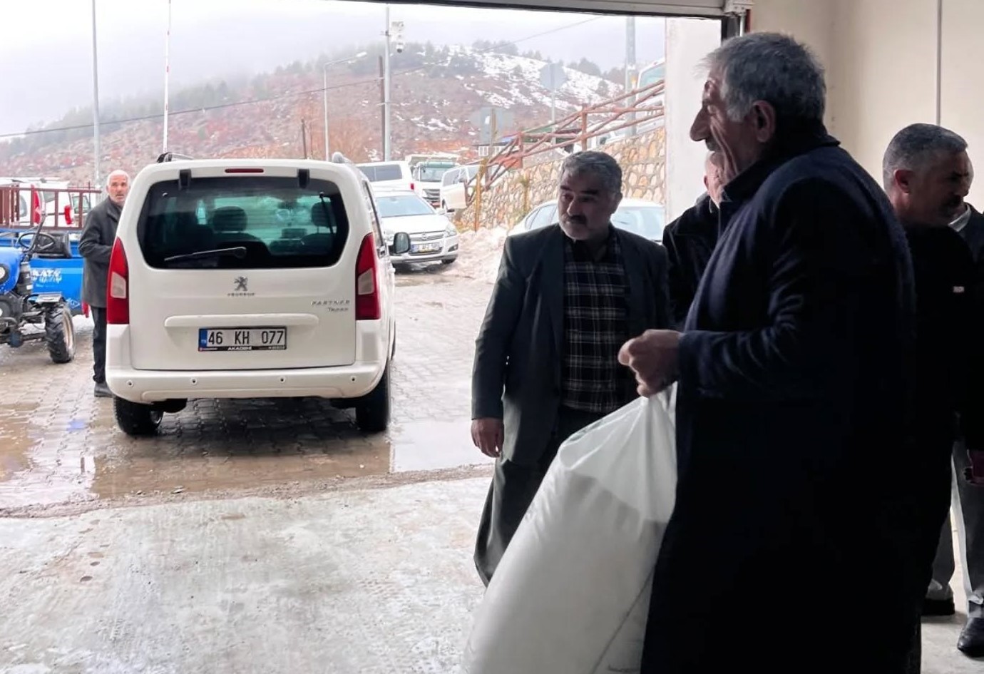 Arıcılara arı besleme şekeri dağıtıldı
