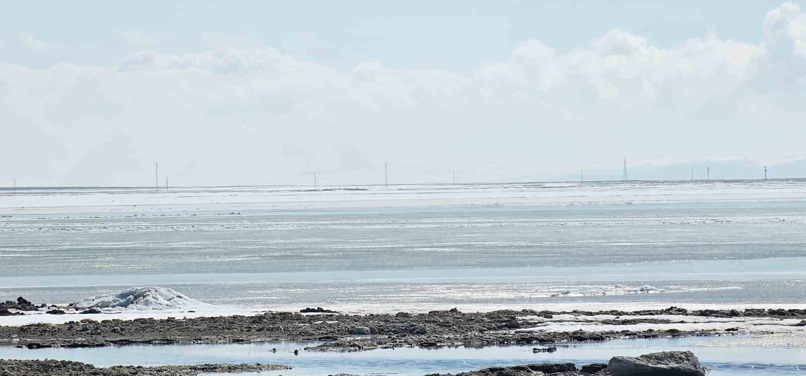 Arin Gölü’nde buz dalgaları: Sahilde metrelerce buz yığını oluştu
