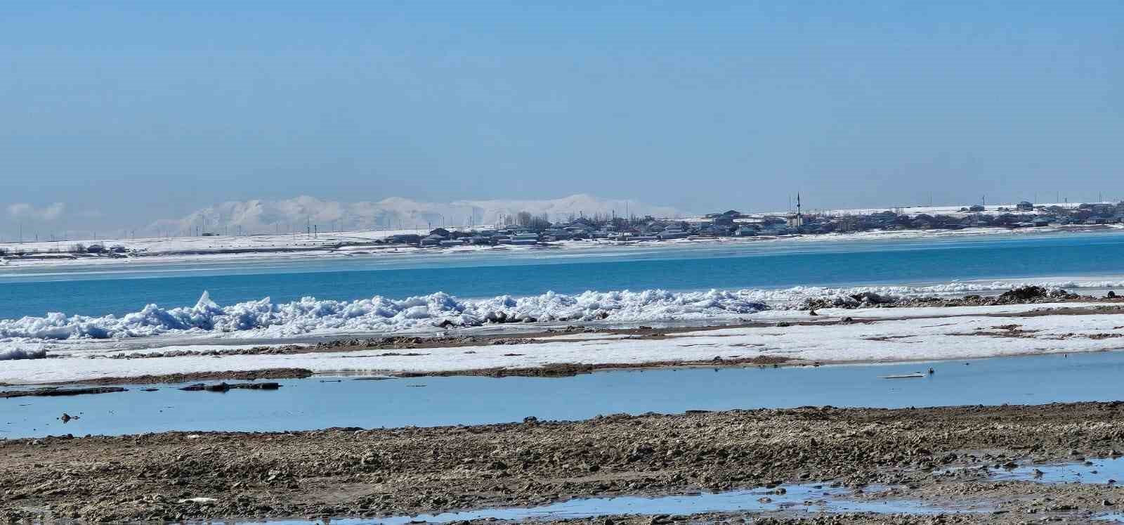 Arin Gölü’nde buz dalgaları: Sahilde metrelerce buz yığını oluştu
