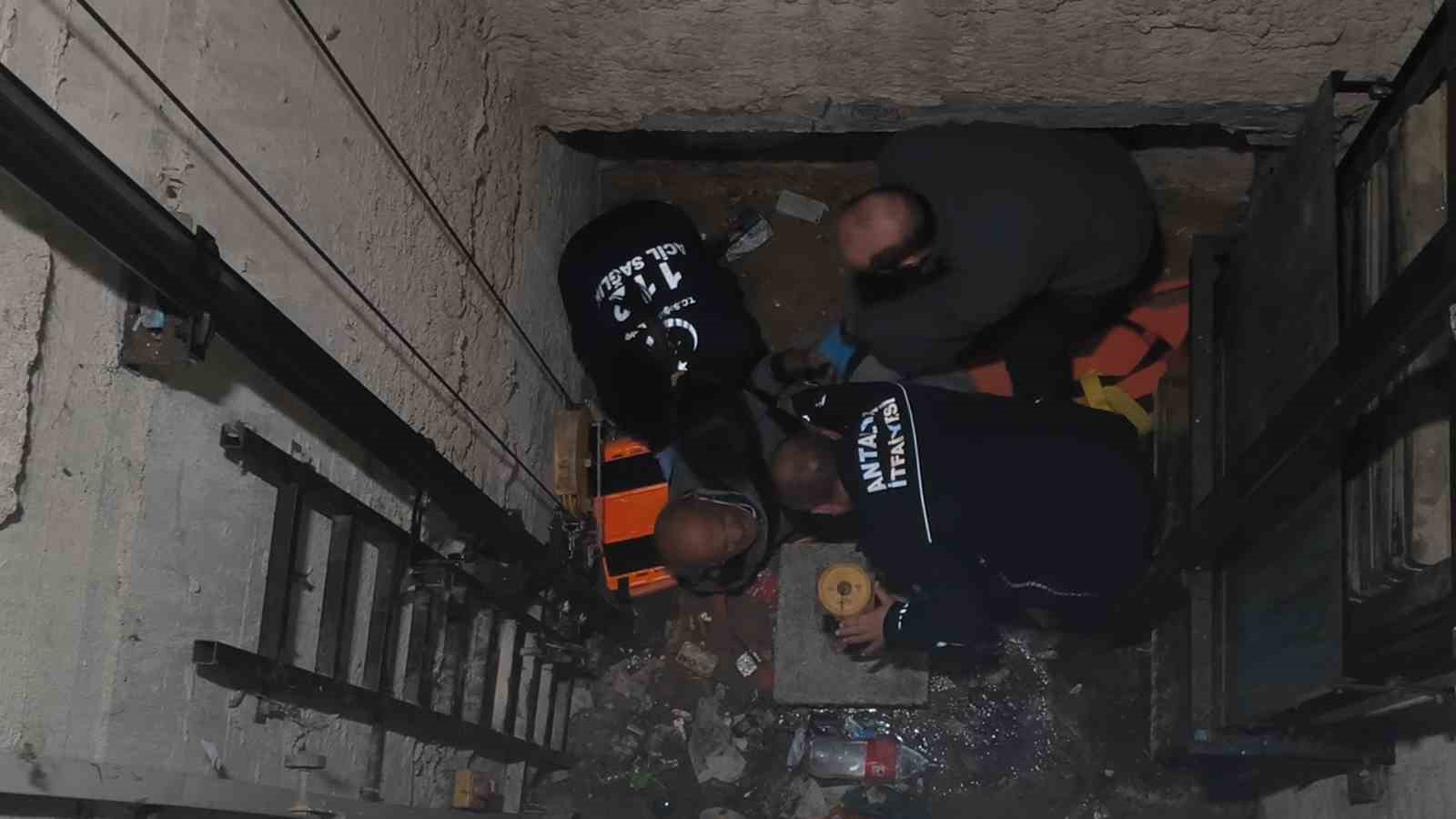 Arızalanan asansörü kontrol etmek isterken asansör boşluğuna düştü
