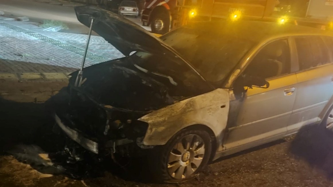 Arızalanan otomobil itilerek çalıştırılmak istenince yandı
