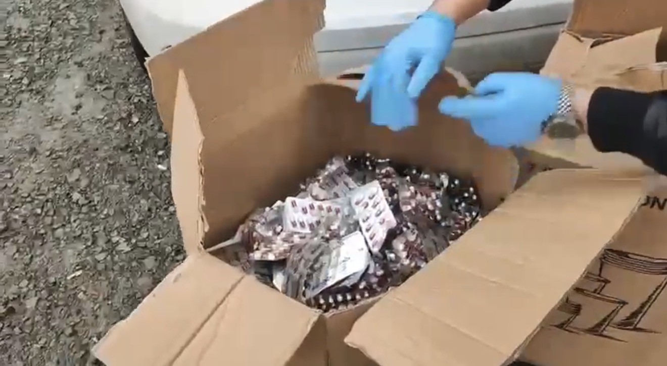 Arızalı araç süsüyle uyuşturucu sevkiyatı: 28 bin hap ele geçirildi, 3 tutuklama
