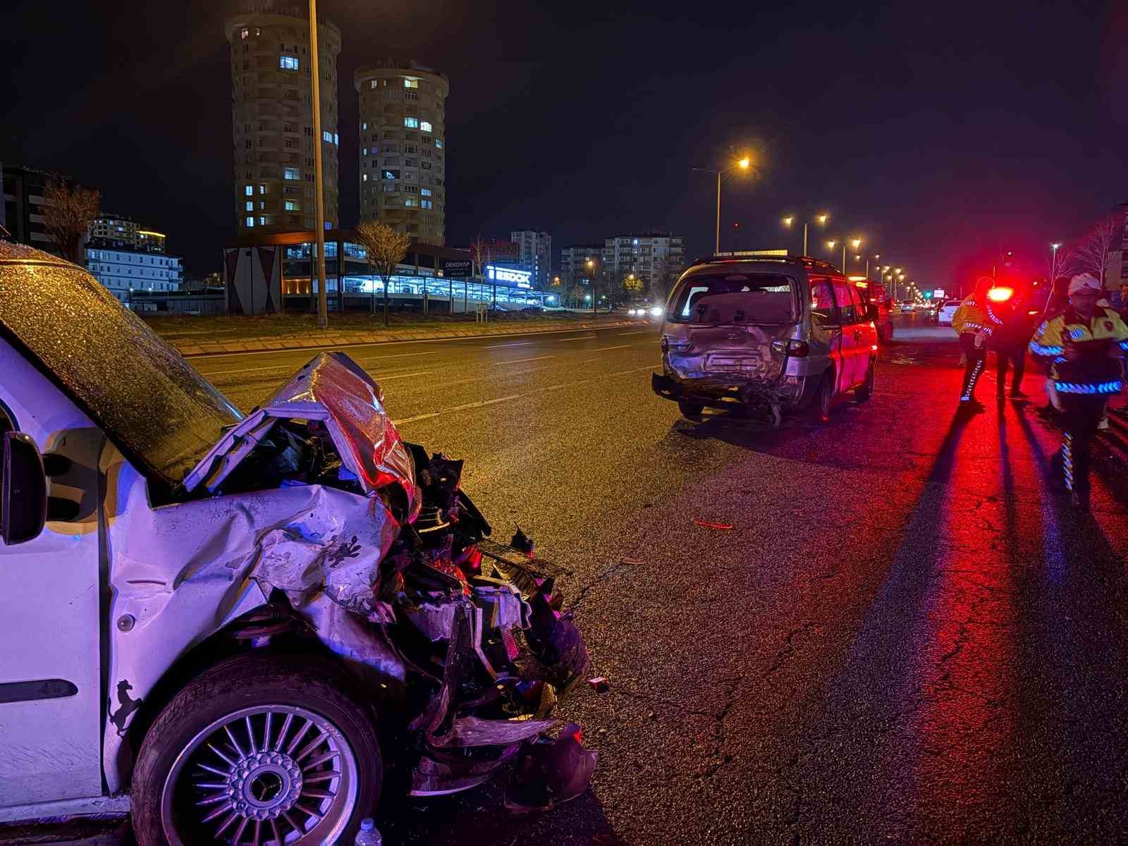 Arızalı minibüse çarpan araçta 7 aylık bebek dahil 6 yaralı
