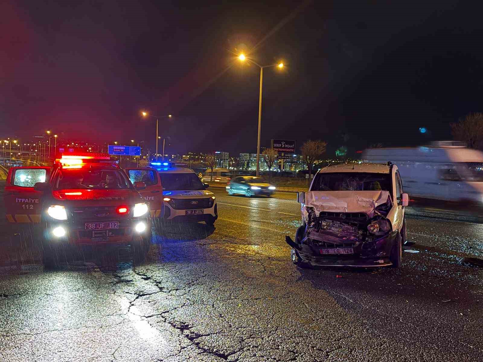 Arızalı minibüse çarpan araçta 7 aylık bebek dahil 6 yaralı
