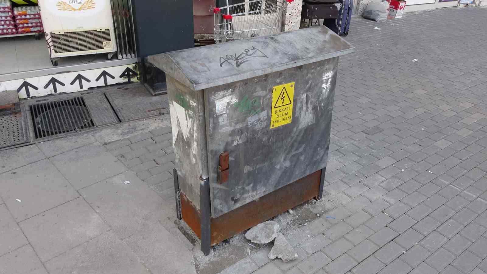 Arkadaşına sinirlendi, hırsını elektrik panosuna saldırarak aldı
