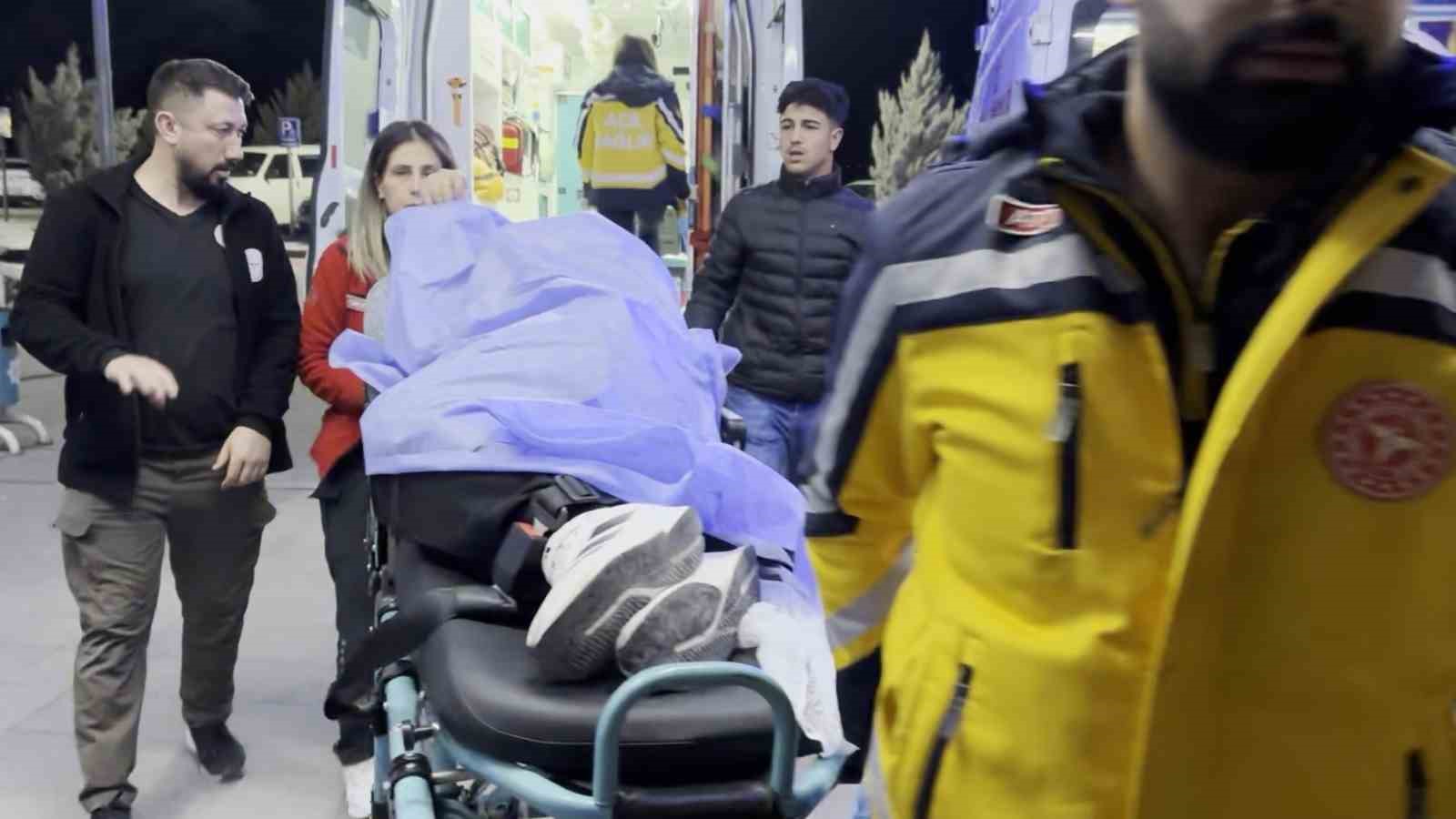 Arkadaşını bıçakla ağır yaraladı, biri hastaneye diğeri cezaevine gitti
