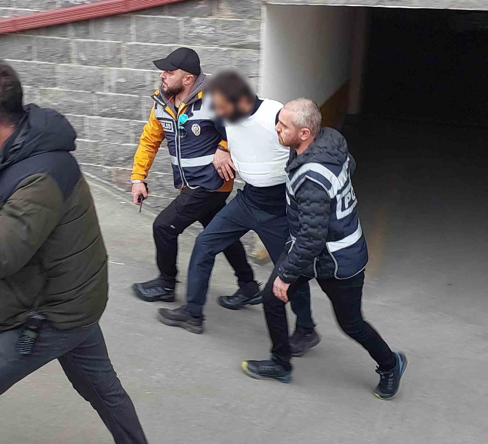 Arkadaşını bıçaklayarak öldüren zanlı emniyetteki sorgusunun ardından adliyeye sevk edildi
