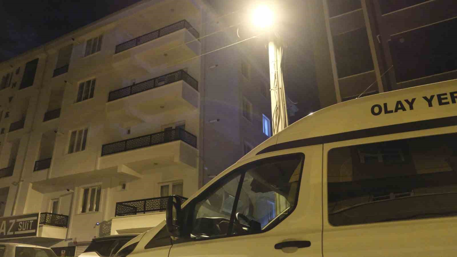 Arkadaşının evinde pencereden düşen üniversiteli kız ağır yaralandı
