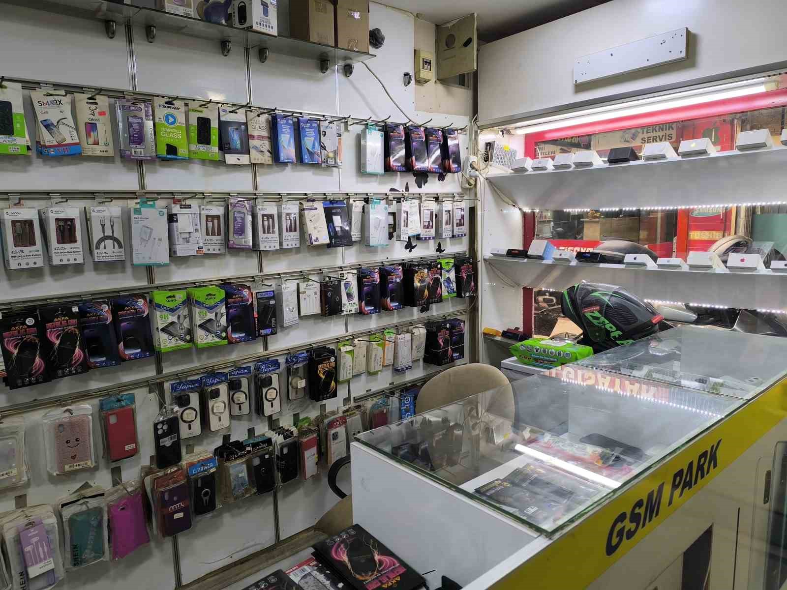 Arkadaşının ‘kamera var’ demesine aldırış etmeyen hırsız telefonu çaldı
