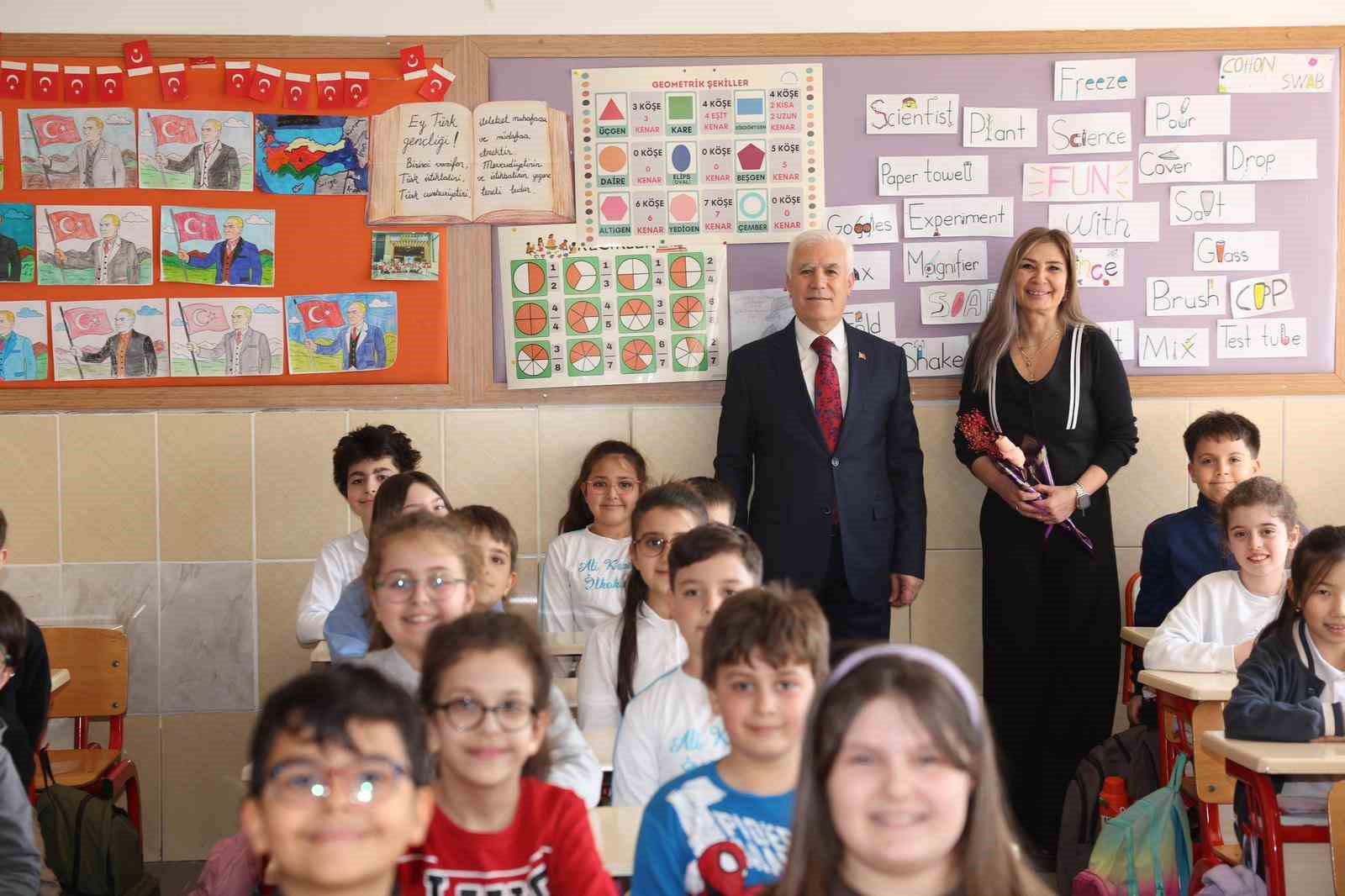 Arkadaşlarına söz verdi, Başkan Bozbey’i sınıfa getirdi
