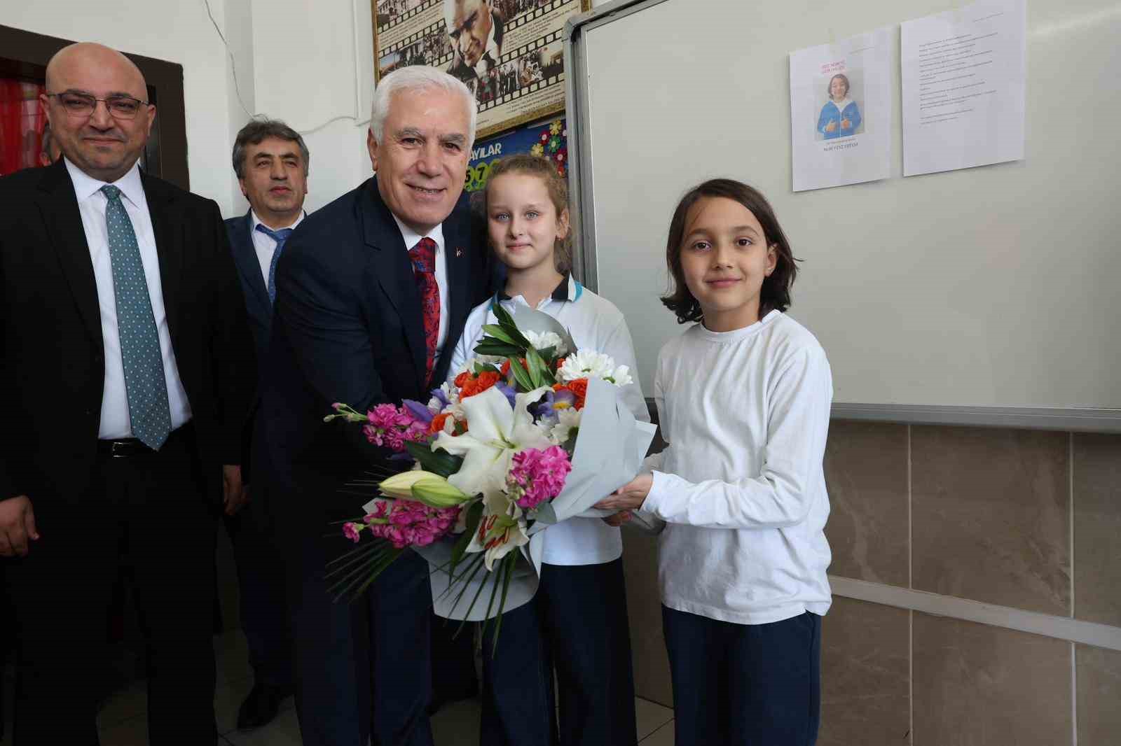 Arkadaşlarına söz verdi, Başkan Bozbey’i sınıfa getirdi
