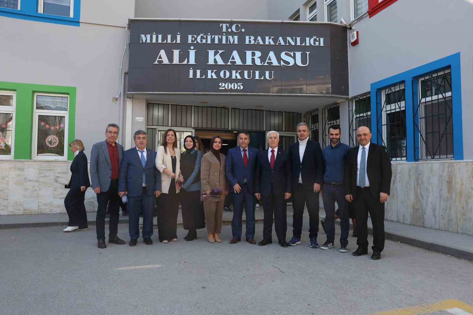 Arkadaşlarına söz verdi, Başkan Bozbey’i sınıfa getirdi
