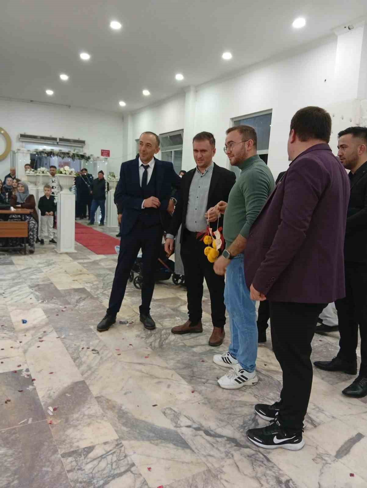 Arkadaşlarından damada ’beşi bir yerde ayva’
