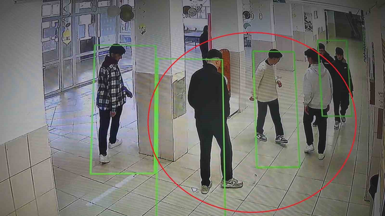 Arkadaşlarının top olarak oynadığı boş pet şişeyi çöpe atan kız öğrenci çevre duyarlılığıyla taktir topladı
