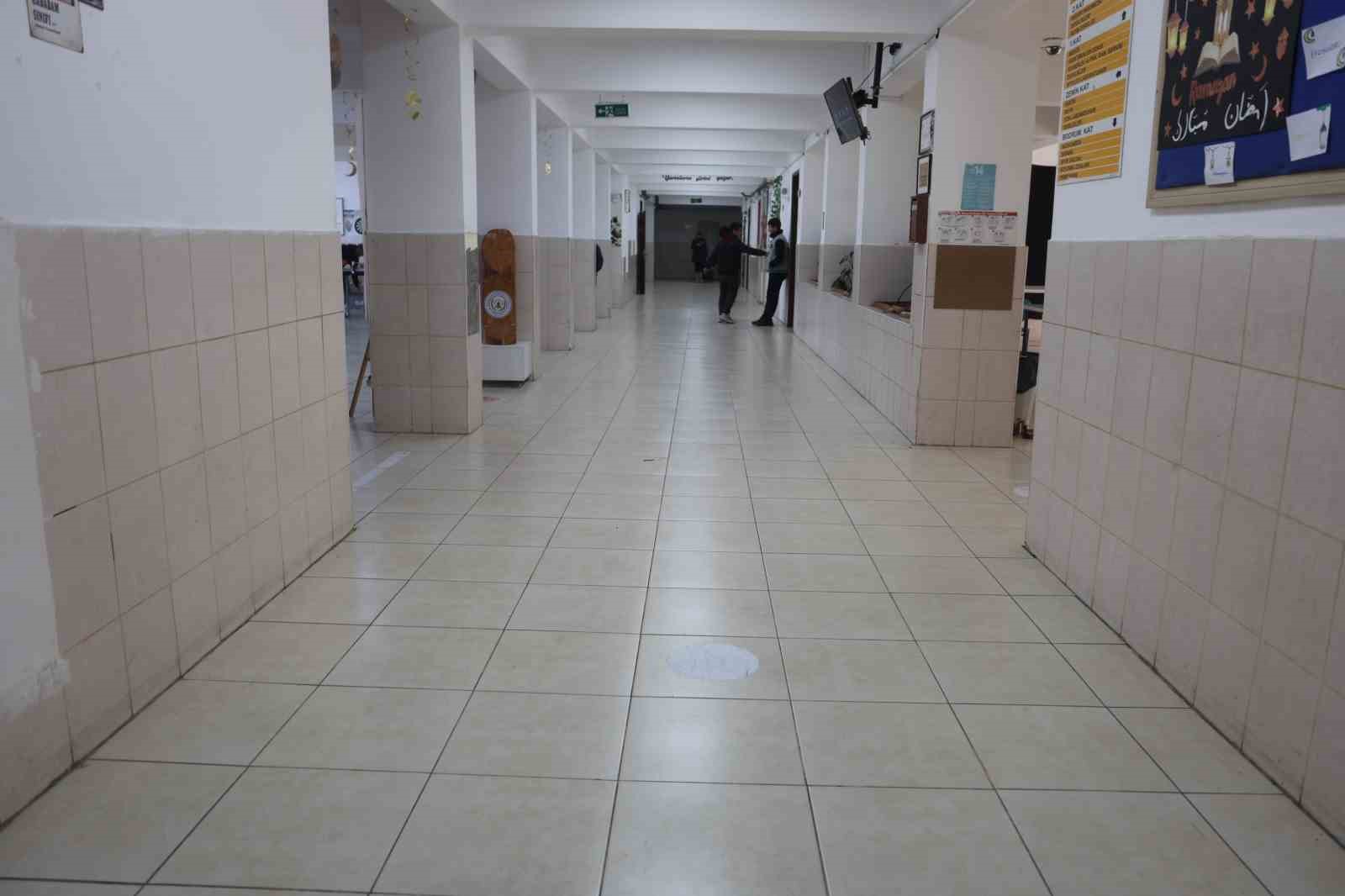 Arkadaşlarının top olarak oynadığı boş pet şişeyi çöpe atan kız öğrenci çevre duyarlılığıyla taktir topladı
