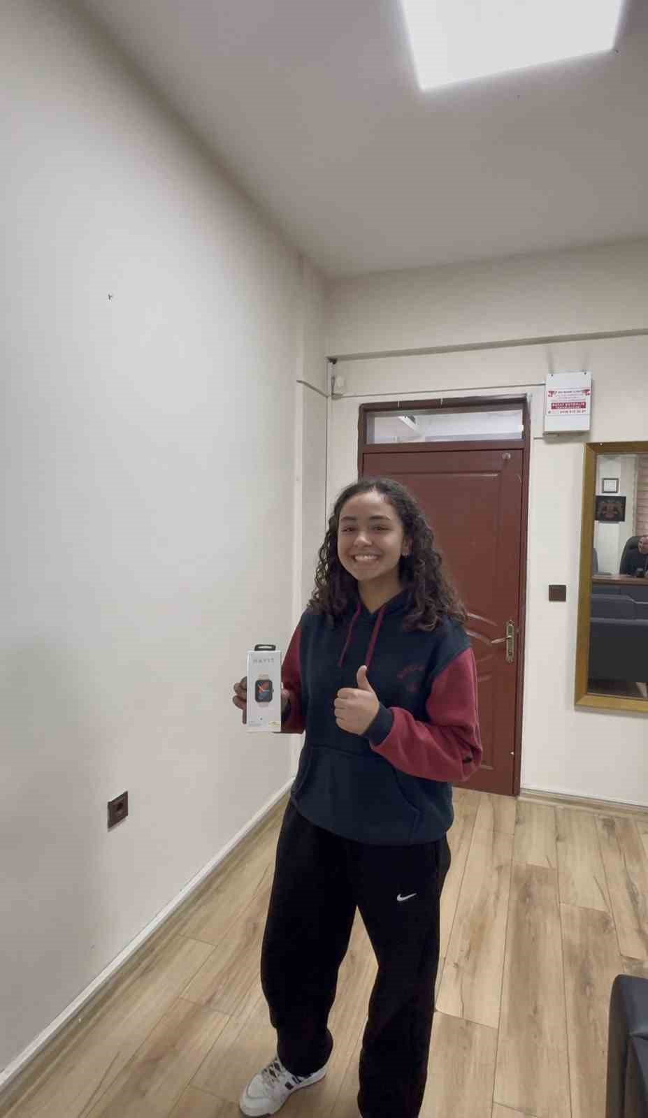 Arkadaşlarının top olarak oynadığı boş pet şişeyi çöpe atan kız öğrenci çevre duyarlılığıyla taktir topladı
