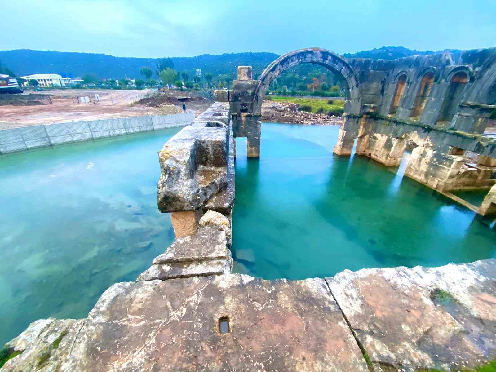 Arkeologların çamur ve suyun içinde bin 850 yıllık antik havuzu gün yüzüne çıkarma çabası
