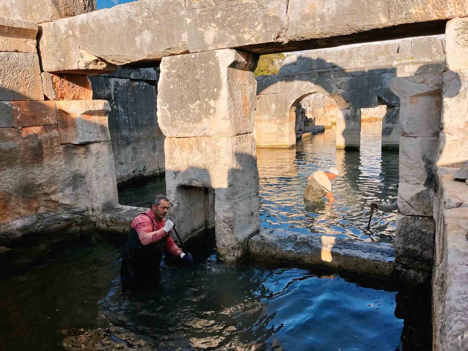Arkeologların çamur ve suyun içinde bin 850 yıllık antik havuzu gün yüzüne çıkarma çabası
