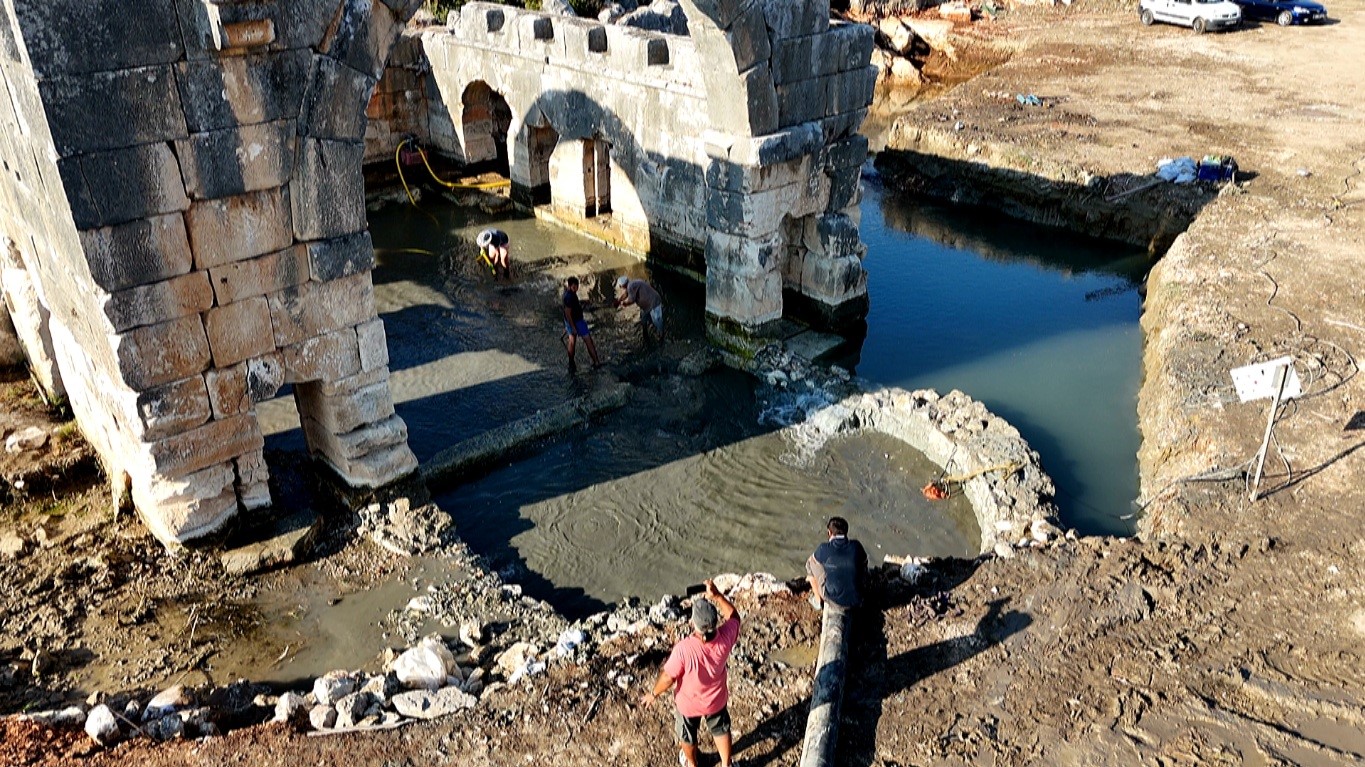 Arkeologların çamur ve suyun içinde bin 850 yıllık antik havuzu gün yüzüne çıkarma çabası
