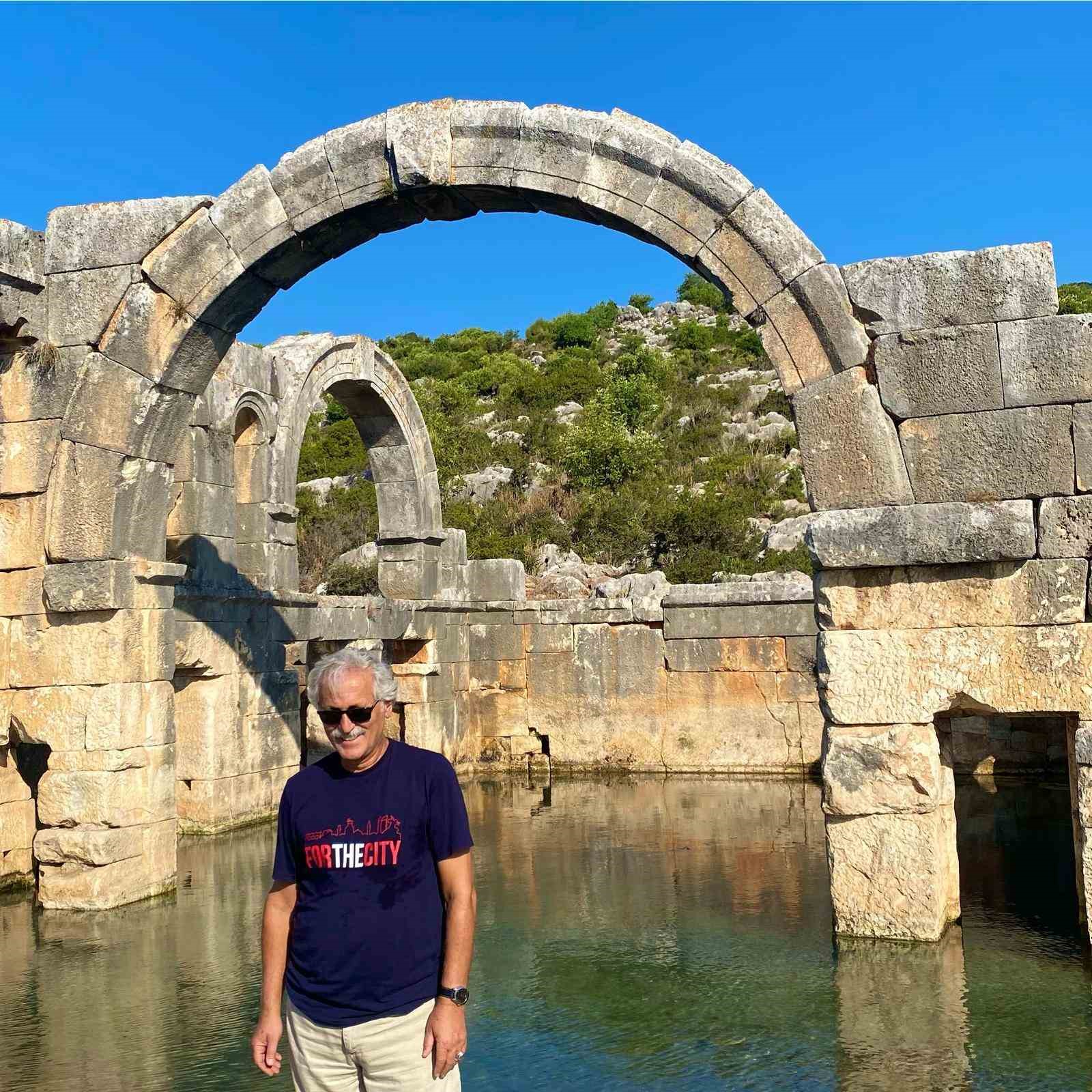 Arkeologların çamur ve suyun içinde bin 850 yıllık antik havuzu gün yüzüne çıkarma çabası
