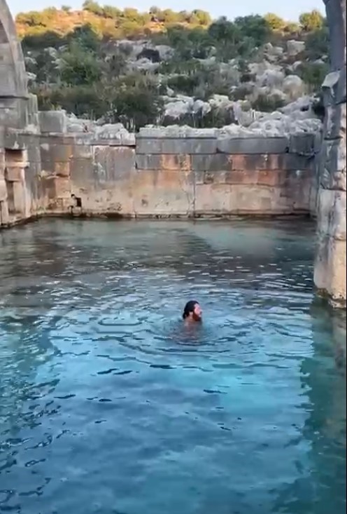 Arkeologların çamur ve suyun içinde bin 850 yıllık antik havuzu gün yüzüne çıkarma çabası
