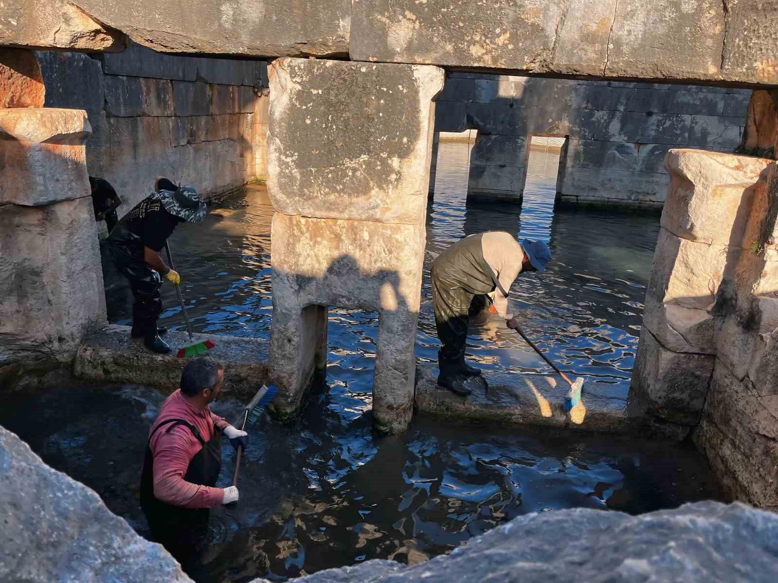 Arkeologların çamur ve suyun içinde bin 850 yıllık antik havuzu gün yüzüne çıkarma çabası
