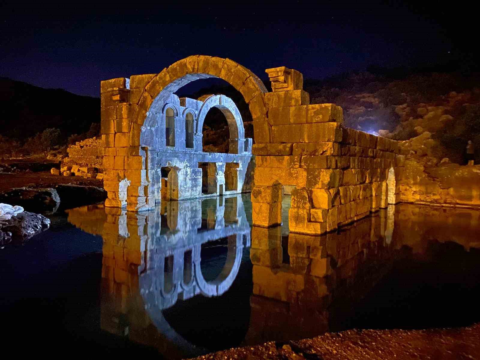 Arkeologların çamur ve suyun içinde bin 850 yıllık antik havuzu gün yüzüne çıkarma çabası
