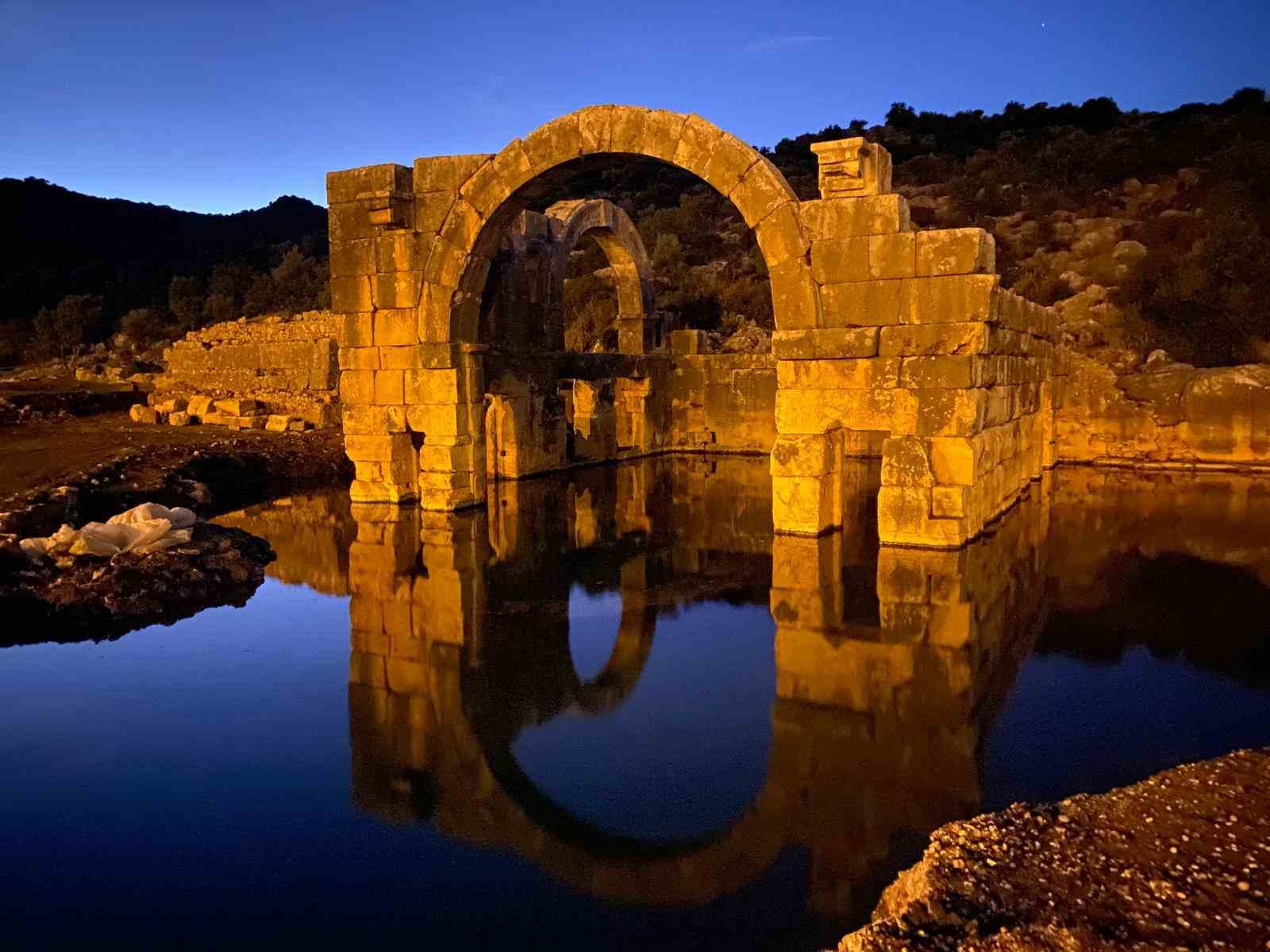 Arkeologların çamur ve suyun içinde bin 850 yıllık antik havuzu gün yüzüne çıkarma çabası
