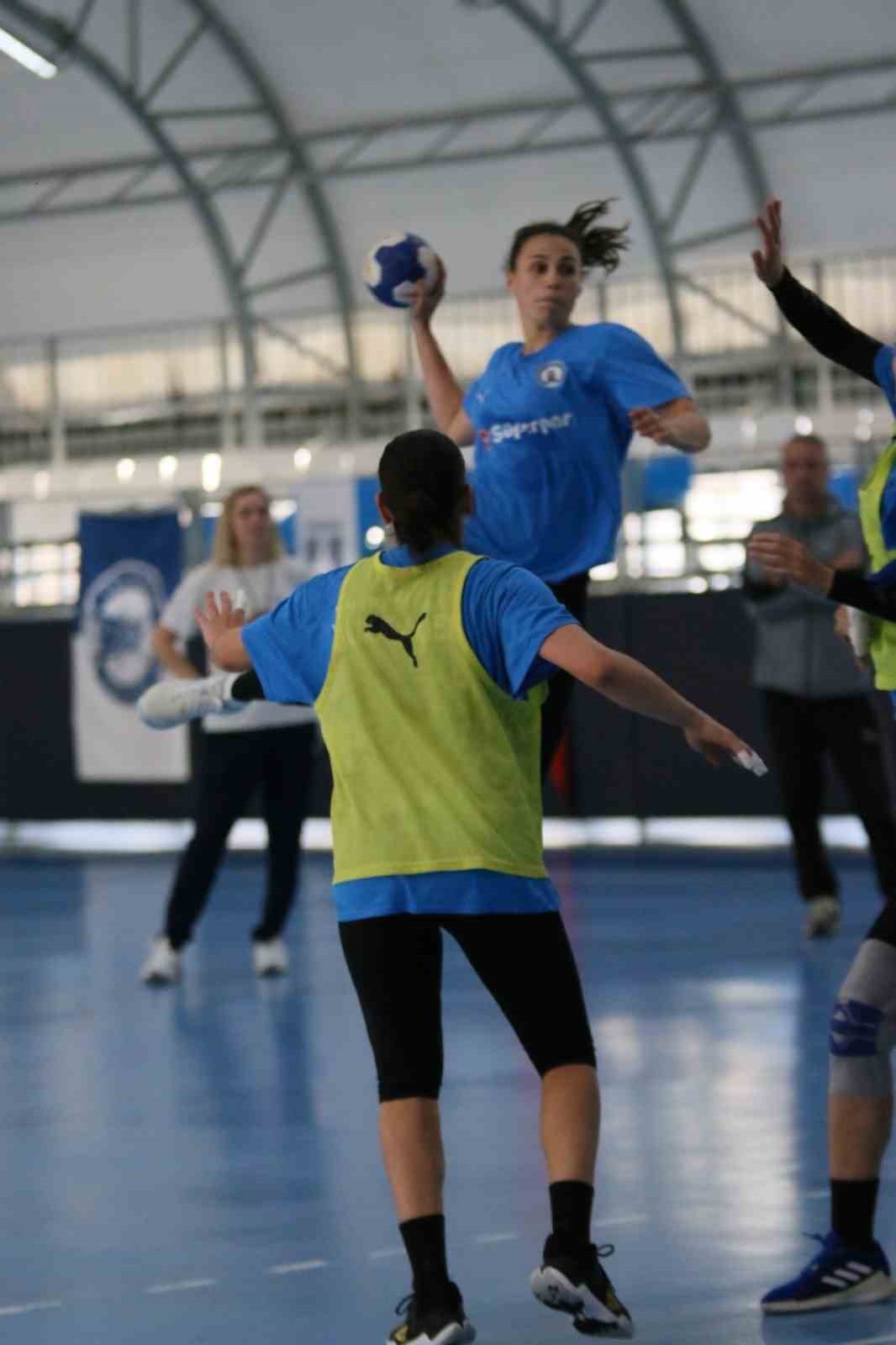 Armada Praxis Yalıkavakspor, Trabzon deplasmanı öncesi hazırlıklarını sürdürüyor
Armada Praxis Yalıkavakspor, Trabzon deplasmanı öncesi hazırlıklarını sürdürüyor