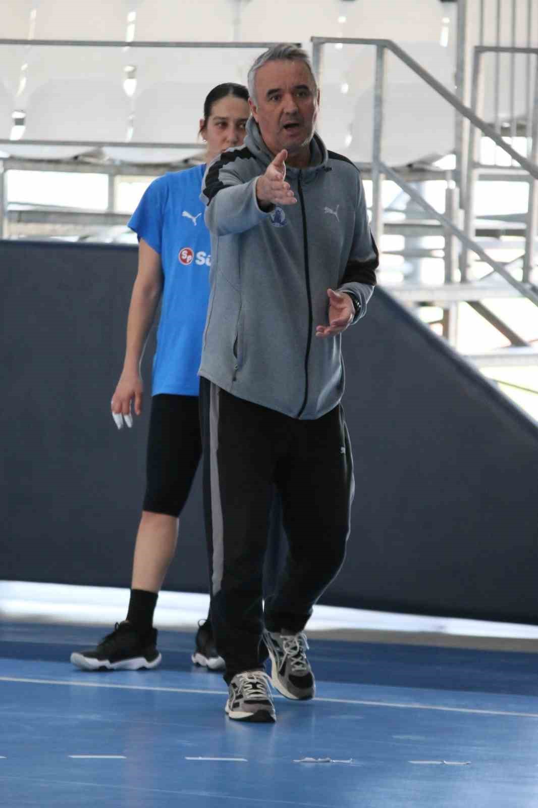 Armada Praxis Yalıkavakspor, Trabzon deplasmanı öncesi hazırlıklarını sürdürüyor
Armada Praxis Yalıkavakspor, Trabzon deplasmanı öncesi hazırlıklarını sürdürüyor