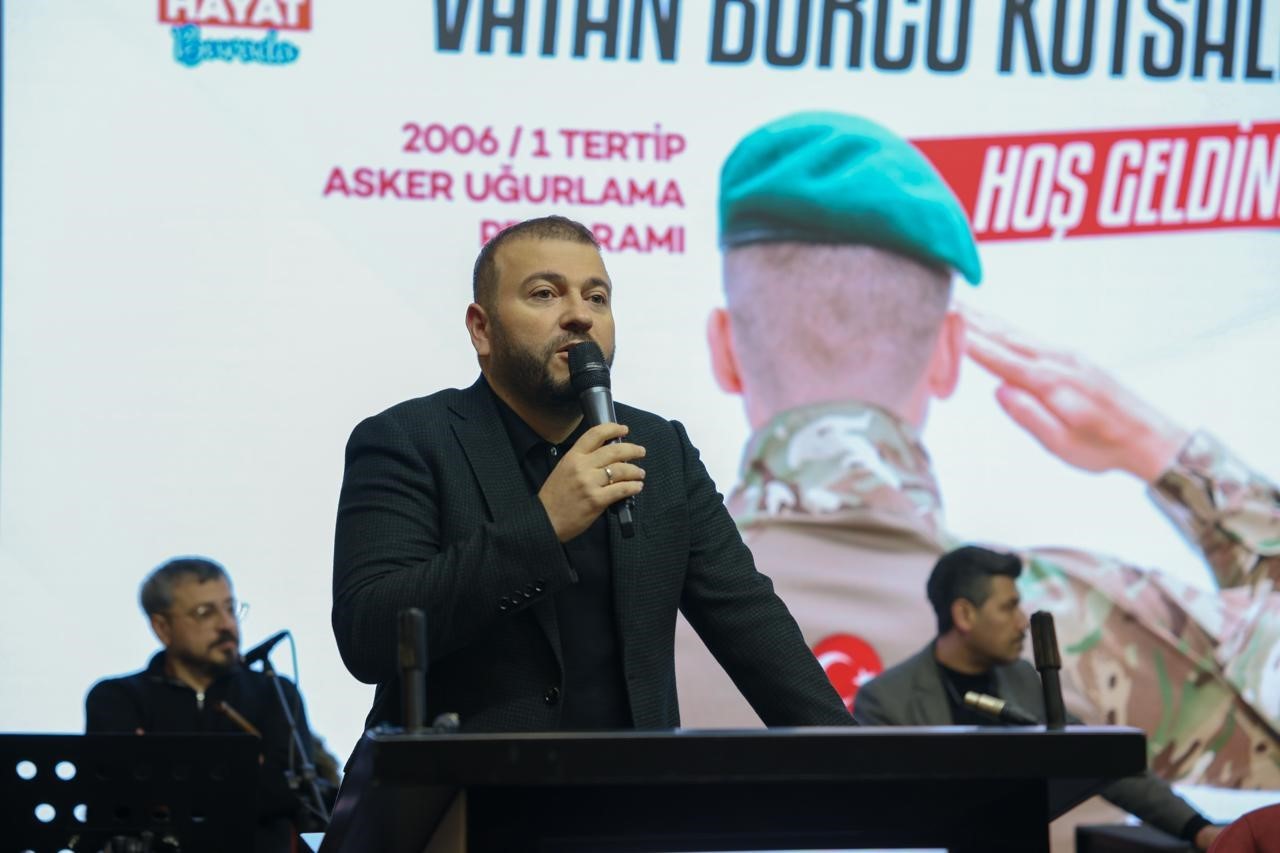 Arnavutköy Belediyesi’nden askere gidecek gençlere kınalı uğurlama
