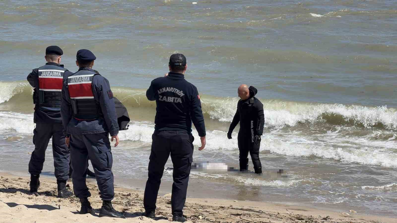 Arnavutköy sahilinde erkek cesedi bulundu
