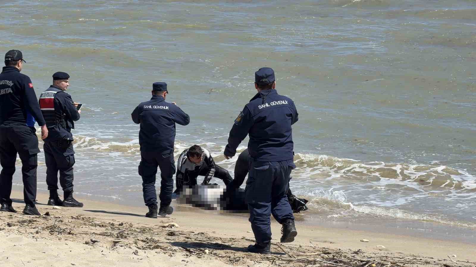 Arnavutköy sahilinde erkek cesedi bulundu
