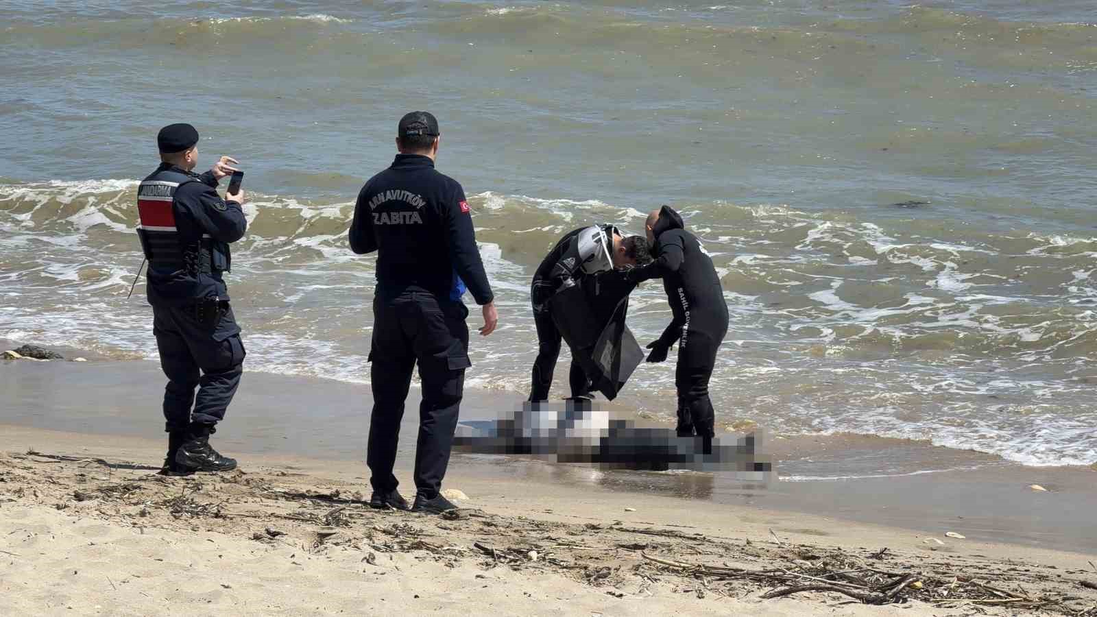 Arnavutköy sahilinde erkek cesedi bulundu
